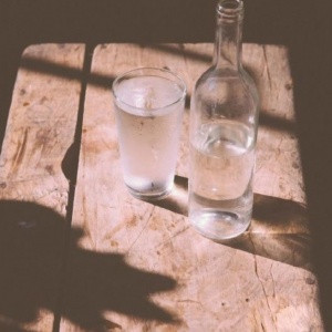 关于酒的头像图片愿化作一杯孤独的烈酒