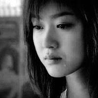 女生流泪伤感头像黑白系女生头像哭泣难过眼泪