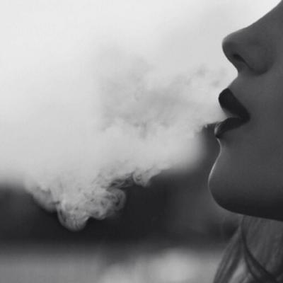 qq头像女生吸烟伤感 高清有意境的伤感女生抽烟头像