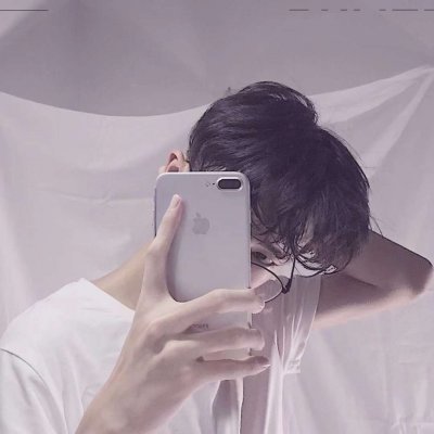 男生拿手机遮脸头像高清帅气的手机摄影头像男生图片