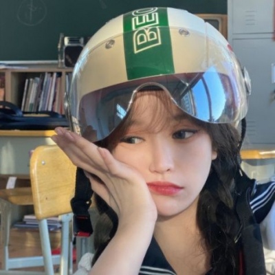 戴摩托车头盔的女生头像高清同一个人女生戴头盔的好看头像图片
