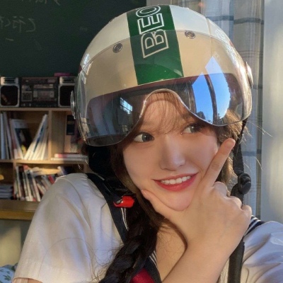 戴摩托车头盔的女生头像高清同一个人女生戴头盔的好看头像图片