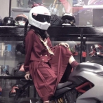 机车女孩头像 高清霸气骑摩托车的机车头像女生戴头盔图片