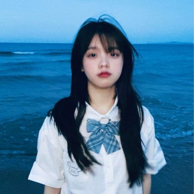 蓝色系海边女生头像高清蓝色背景的海边女头图片