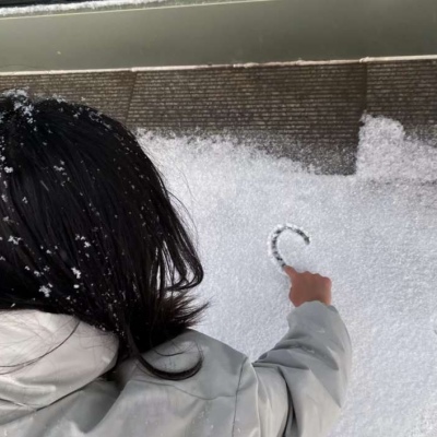 qq雪景女头像高清带雪花的头像女生人物图片