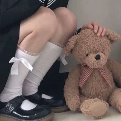 qq头像女生抱熊高清不露脸抱熊的女生头像图片