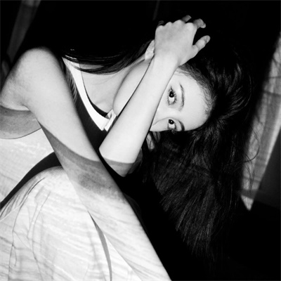 黑白女头像高冷侧脸图片黑白个性女生真人头像